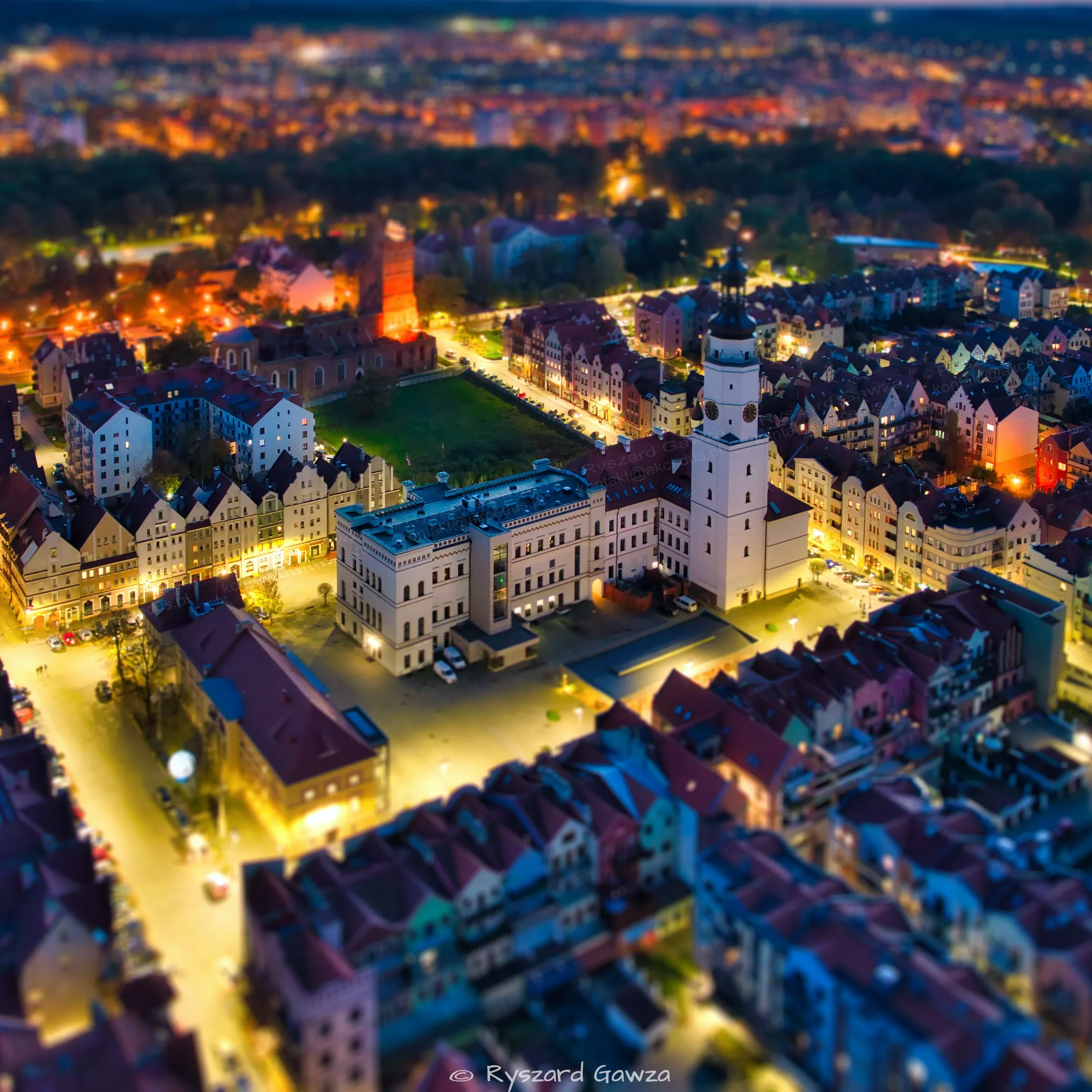 Rynek w Głogowie nocą z ratuszem, zdjęcie z drona