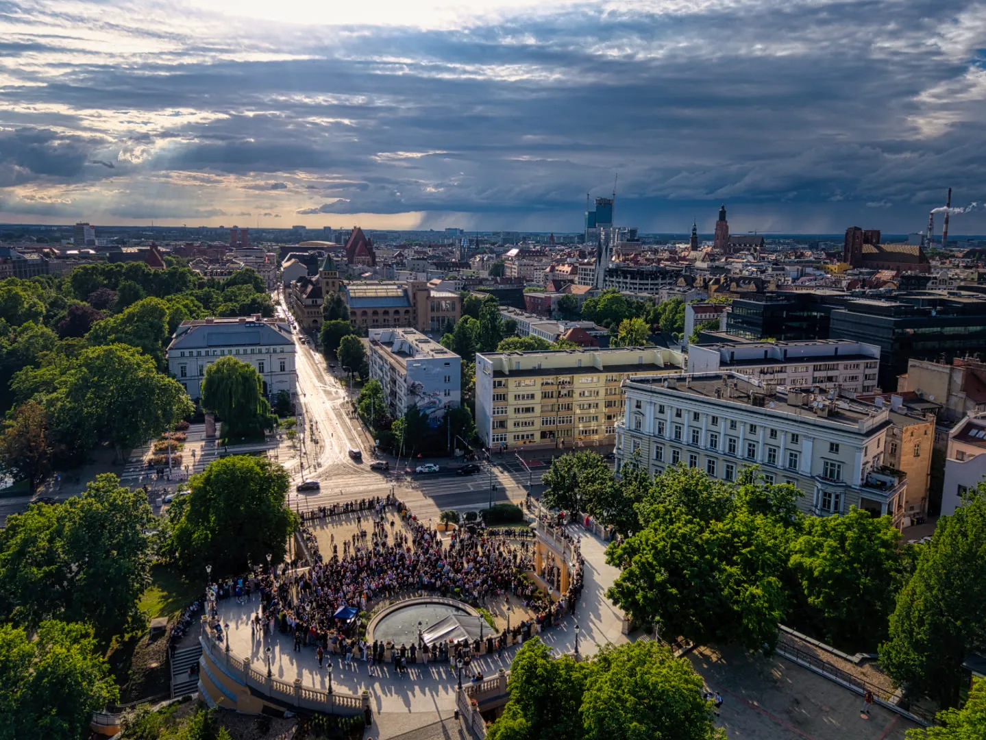 Wrocław Jazz Meeting 2026 – publiczność w amfiteatrze i ulica prowadząca w głąb miasta, widok z drona