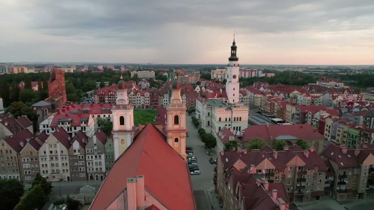 Głogów z lotu ptaka – kościół i ratusz, kadr z filmu z drona