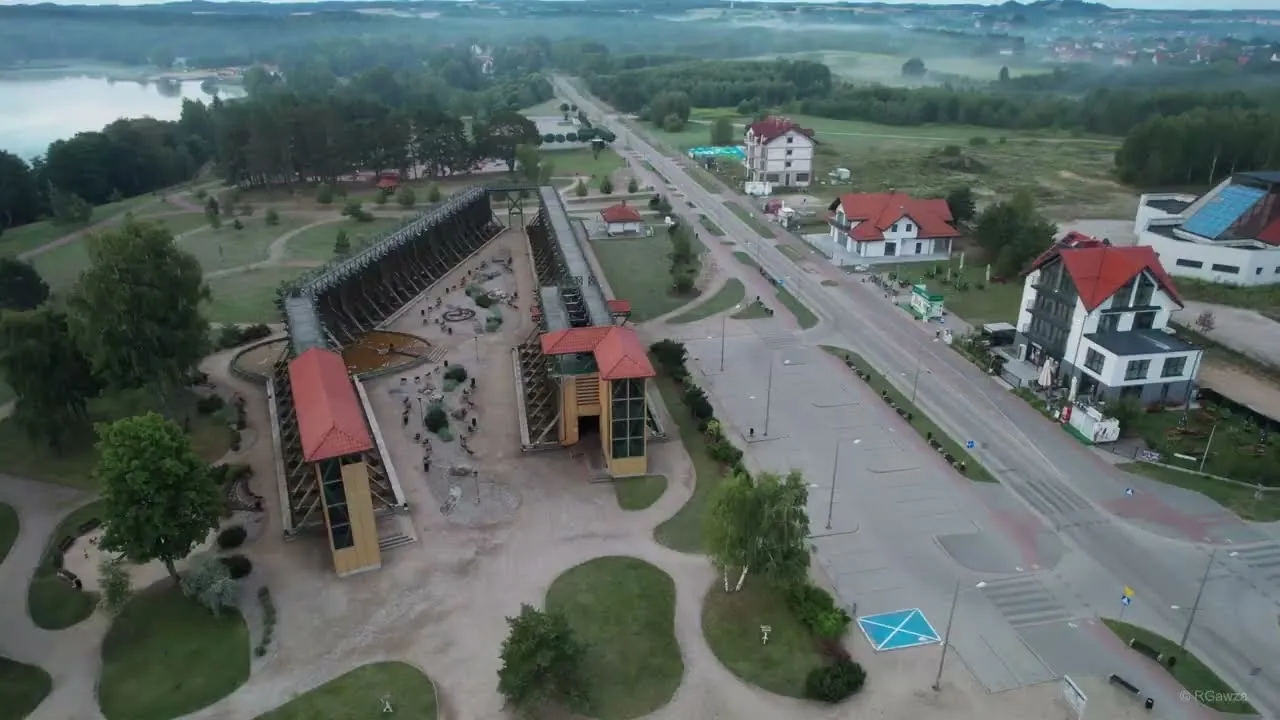 Tężnie w Gołdapi i promenada przy jeziorze, kadr z filmu z drona