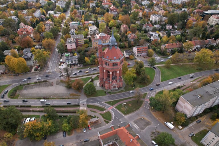Widok z lotu ptaka na miasto z wieżą ciśnień.