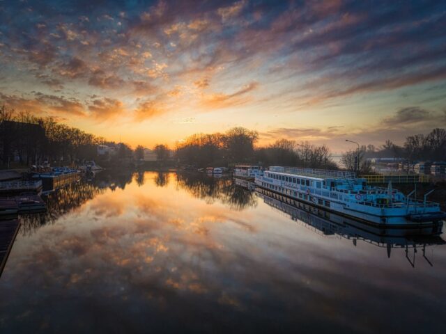 🌅 Poranek nad Odrą

Pierwsze światło dnia nad Wrocławiem.
Chmury odbijają się w spokojnej wodzie, a miasto dopiero zaczyna się budzić.

📍 Odra — przy Politechnice Wrocławskiej

Kto też lubi takie spokojne poranki nad Odrą?

#wroclaw
#wroclove 
#igerswroclaw 
#odra