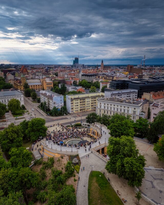 Wrocław Jazz Meeting 🎷

Kilka minut słońca między kolejnymi chmurami.
Kilka dźwięków jazzu nad miastem.
 
#wroclaw który nawet przed burzą potrafi wyglądać świetnie.
 
#jazz #visitwroclaw #wroclove #djidrones
 
@okis_wroclaw 
@visitwro 
@wroclaw_official 
@kocham.wroclaw 
@akademia.muzyczna.wroclaw 
@igerswroclaw