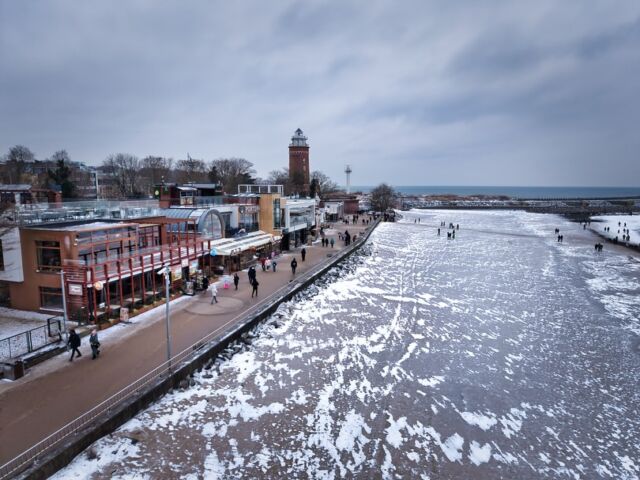 Dawno nie wrzucałem takich ujęć z drona! ❄️ Zamarznięty Bałtyk w Kołobrzegu, latarnia morska i promenada w zimowej odsłonie – czysty klimat z lotu ptaka. #djimini5pro dało radę mimo chłodu! 📸✨
 
#Kołobrzeg #latarniamorska #baltyk #dronepoland