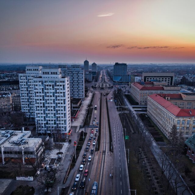 Poranek nad Placem Grunwaldzkim we Wrocławiu 🌅
Zdjęcie z drona pokazujące jedno z najbardziej charakterystycznych miejsc miasta – gdy Wrocław dopiero budzi się do życia 🚁
 
#wroclaw #placgrunwaldzki #dronstagram #dronephotography