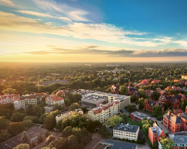 Miasto jeszcze śpi.
Słońce już pracuje. ☀️
 
#wrocław #halastulecia #polandtravel #weekendtrip