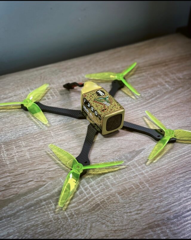I believe I can fly ✈️
 
Pierwszy etap budowy mojego 5” freestyle gruza 😅
 
Na razie ramiona, śmigła i bateria…
ale każdy build od czegoś zaczyna.

#fpvdrone #fpvbuild #fpvfreestyle #drony #fpvlife